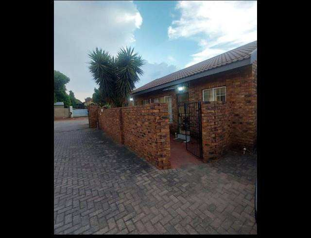 3 BEDROOM TOWNHOUSE FOR SALE IN ELDORAIGNE